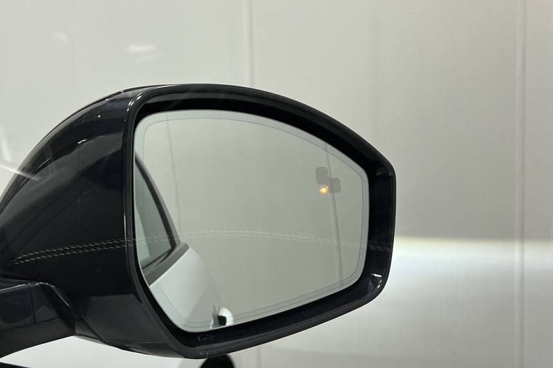 2023 (23) JAGUAR F-PACE 2.0 D200 R-Dynamic SE Black 5dr Auto AWD 5435013