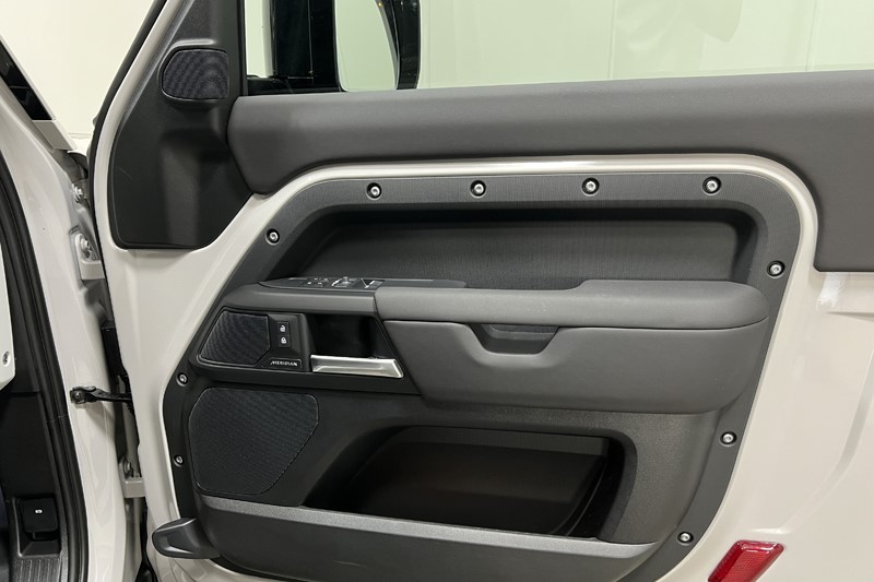 2026 (26) LAND ROVER DEFENDER 3.0 D250 X-Dynamic SE 90 3dr Auto 5449090