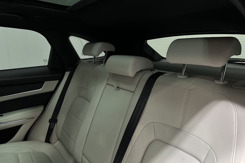 2022 (72) JAGUAR F-PACE 2.0 D200 R-Dynamic Black 5dr Auto AWD 5497908