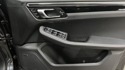 2023 (73) PORSCHE MACAN 5dr PDK 5510220