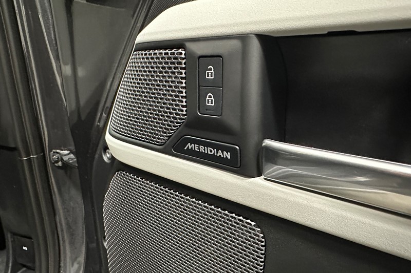 2022 (72) LAND ROVER DEFENDER 3.0 D300 X-Dynamic SE 110 5dr Auto 5521424