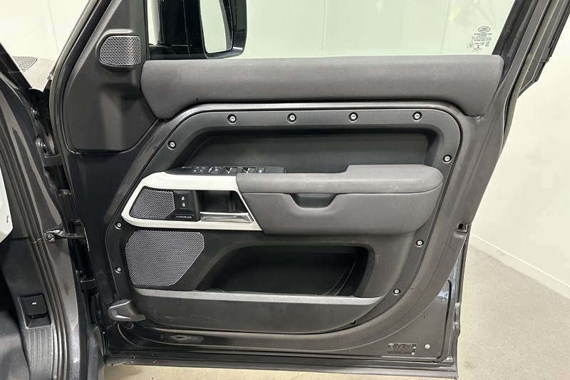 2022 (72) LAND ROVER DEFENDER 3.0 D300 X-Dynamic SE 110 5dr Auto 5521423