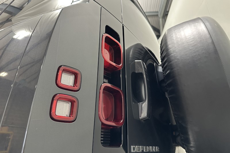 2022 (72) LAND ROVER DEFENDER 3.0 D300 X-Dynamic SE 110 5dr Auto 5521460