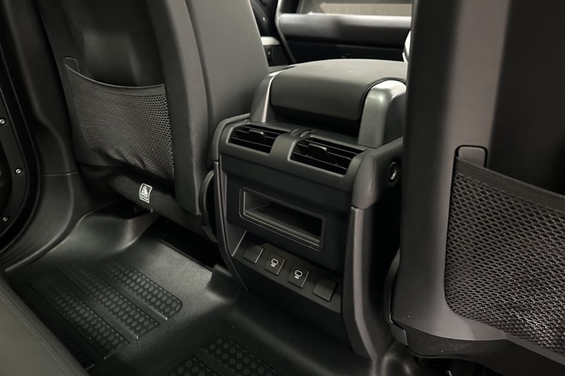 2022 (72) LAND ROVER DEFENDER 3.0 D300 X-Dynamic SE 110 5dr Auto 5521422