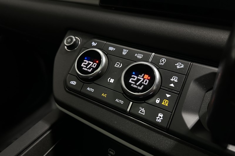 2022 (72) LAND ROVER DEFENDER 3.0 D300 X-Dynamic SE 110 5dr Auto 5521438