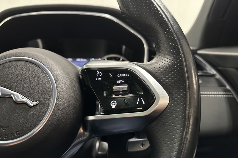 2022 (22) JAGUAR F-PACE 2.0 D200 R-Dynamic Black 5dr Auto AWD 5535507