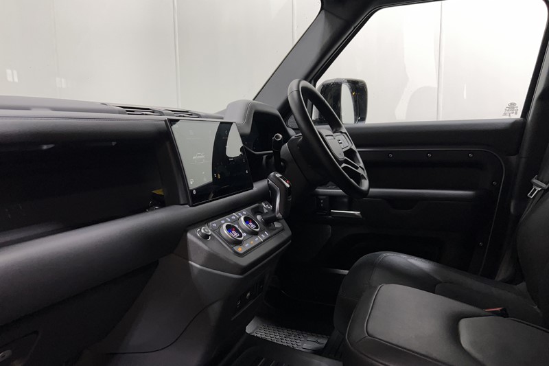 2024 (24) LAND ROVER COMMERCIAL DEFENDER 3.0 D300 Hard Top X-Dynamic HSE Auto 5524353