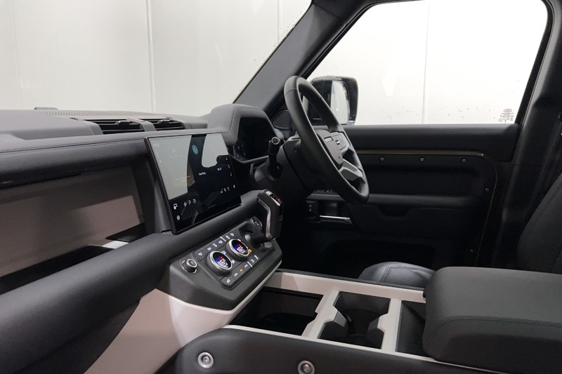2024 (74) LAND ROVER DEFENDER 3.0 D250 X-Dynamic SE 110 5dr Auto 5526193