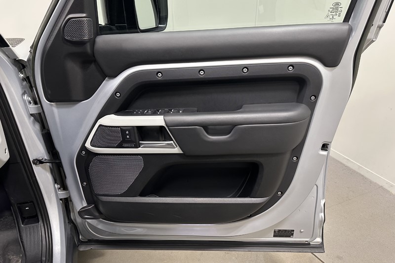 2022 (72) LAND ROVER DEFENDER 3.0 D300 X-Dynamic HSE 110 5dr Auto 5581179