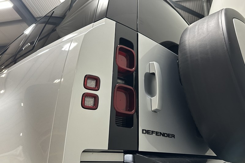 2022 (72) LAND ROVER DEFENDER 3.0 D300 X-Dynamic HSE 110 5dr Auto 5581216