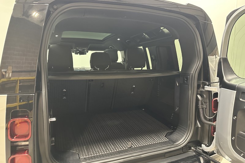 2022 (72) LAND ROVER DEFENDER 3.0 D300 X-Dynamic HSE 110 5dr Auto 5581214