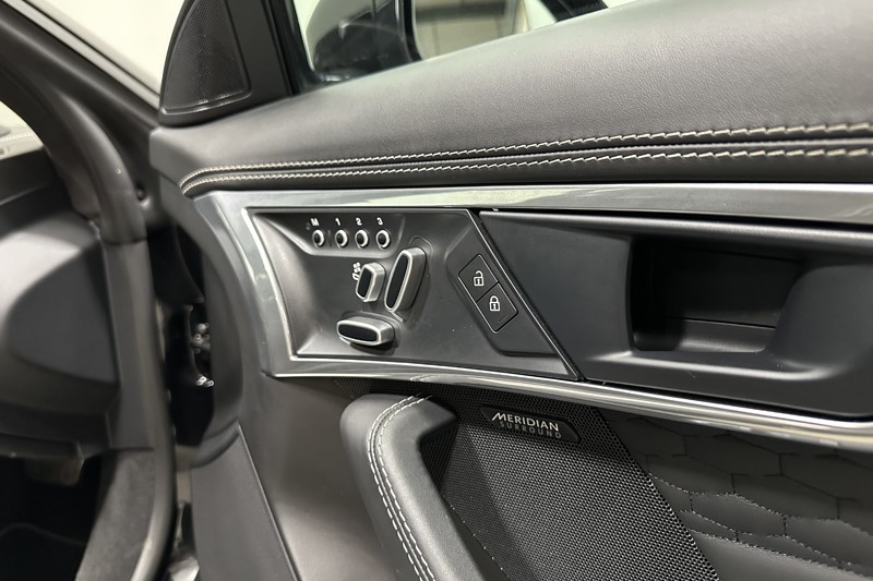 2022 (72) JAGUAR F-TYPE 5.0 P450 S/C V8 R-Dynamic Black 2dr Auto AWD 5536258