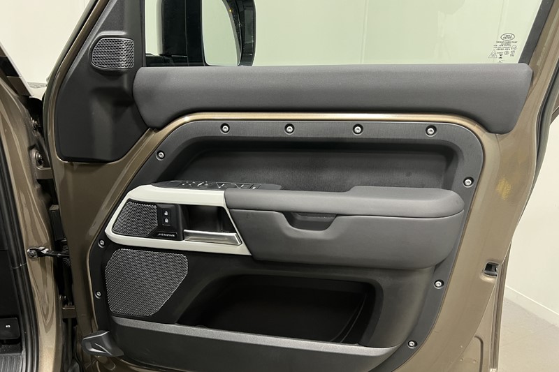 2023 (23) LAND ROVER DEFENDER 3.0 D250 X-Dynamic SE 110 5dr Auto [7 Seat] 5559617