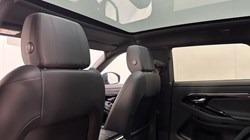 2019 (19) LAND ROVER RANGE ROVER EVOQUE 2.0 P200 R-Dynamic SE 5dr Auto 5572250