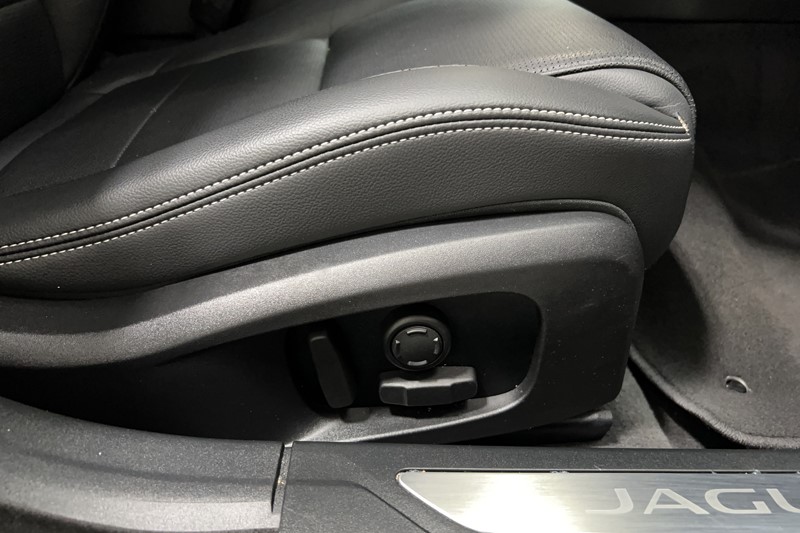 2023 (73) JAGUAR XF 2.0 D200 R-Dynamic SE Black 4dr Auto 5632459