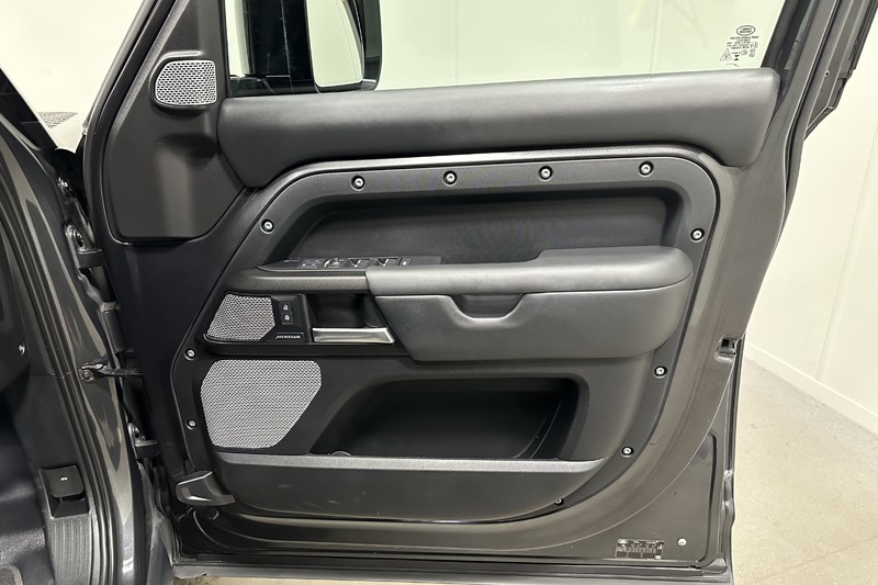 2023 (73) LAND ROVER DEFENDER 3.0 D300 Outbound 130 5dr Auto 5592103