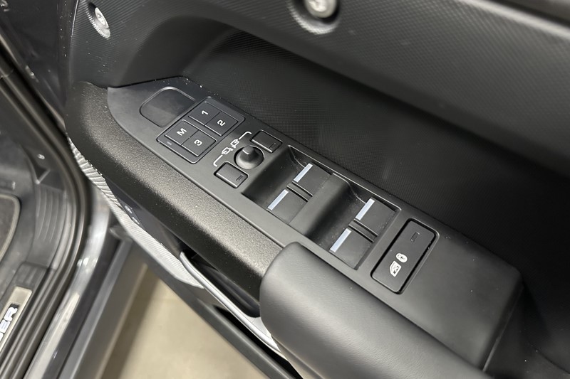 2023 (73) LAND ROVER DEFENDER 3.0 D300 Outbound 130 5dr Auto 5592105