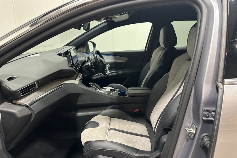 2021 (71) PEUGEOT 3008 1.6 Hybrid4 300 GT 5dr e-EAT8 5595980