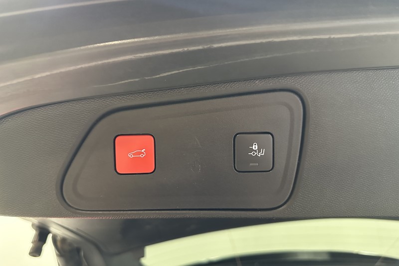 2021 (71) PEUGEOT 3008 1.6 Hybrid4 300 GT 5dr e-EAT8 5596024