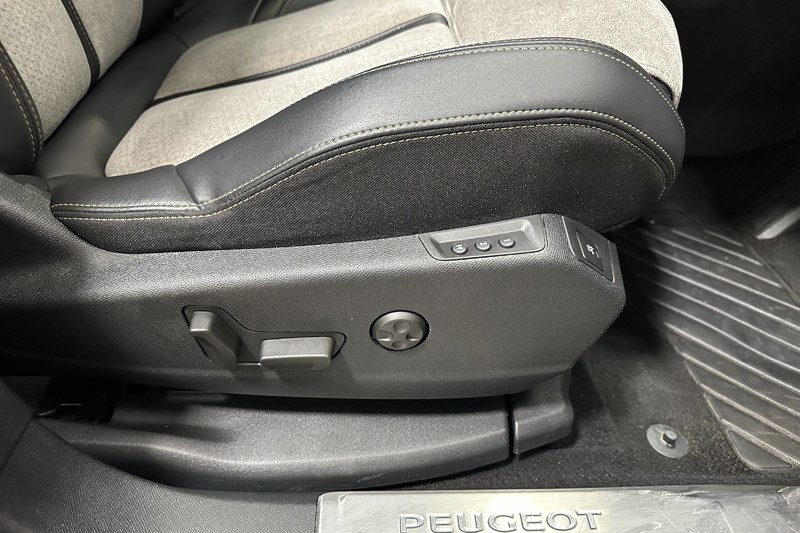 2021 (71) PEUGEOT 3008 1.6 Hybrid4 300 GT 5dr e-EAT8 5595993