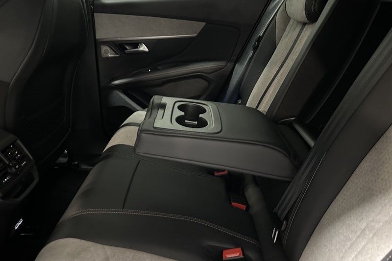 2021 (71) PEUGEOT 3008 1.6 Hybrid4 300 GT 5dr e-EAT8 5596020