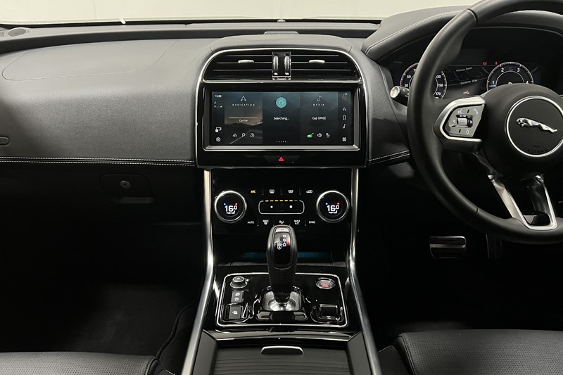 2024 (73) JAGUAR XE 2.0 D200 R-Dynamic SE Black 4dr Auto 5596101