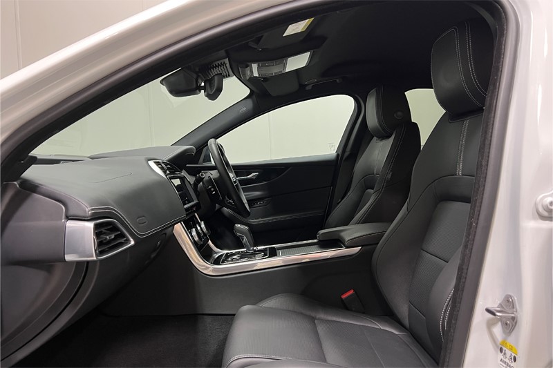 2024 (73) JAGUAR XE 2.0 D200 R-Dynamic SE Black 4dr Auto 5596094