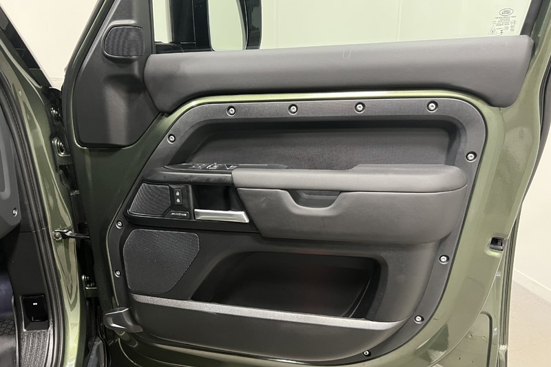 2026 (26) LAND ROVER COMMERCIAL DEFENDER 3.0 D250 Hard Top X-Dynamic SE Auto 5650369