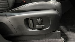 2023 (23) LAND ROVER DISCOVERY 3.0 D300 S 5dr Auto 5731010