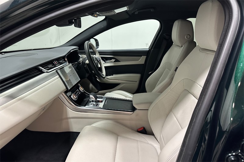 2024 (24) JAGUAR XF 2.0 D200 R-Dynamic SE Black 4dr Auto 5774347
