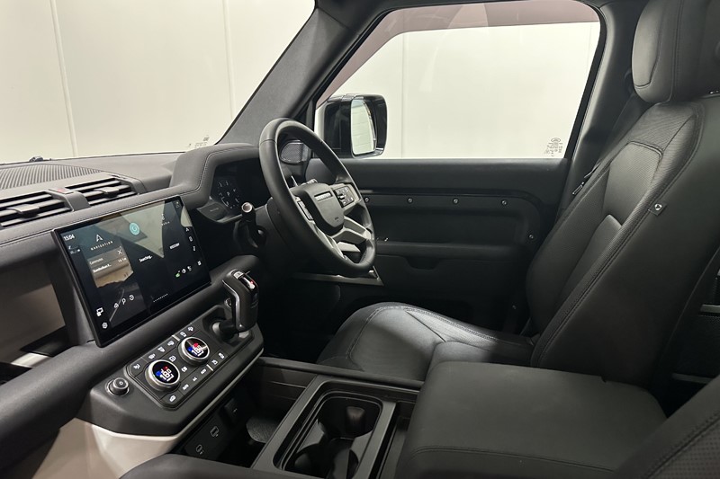 2023 (23) LAND ROVER DEFENDER 3.0 D300 X-Dynamic HSE 110 5dr Auto 5816460