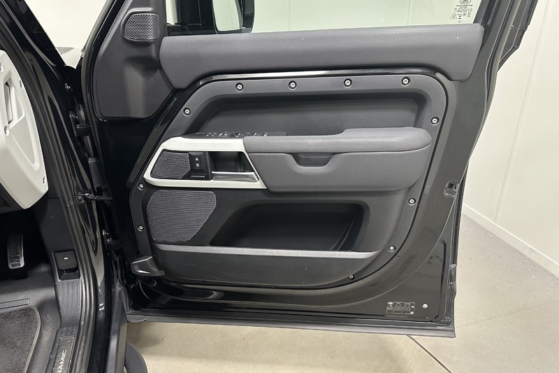 2023 (23) LAND ROVER DEFENDER 3.0 D300 X-Dynamic HSE 110 5dr Auto 5816432