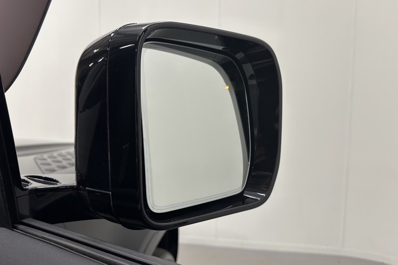 2023 (23) LAND ROVER DEFENDER 3.0 D300 X-Dynamic HSE 110 5dr Auto 5816436