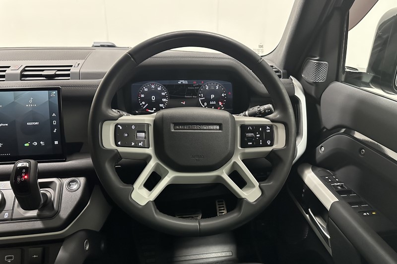 2023 (23) LAND ROVER DEFENDER 3.0 D300 X-Dynamic HSE 110 5dr Auto 5816430