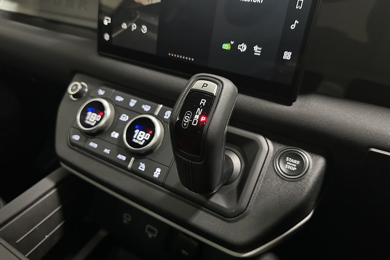 2023 (23) LAND ROVER DEFENDER 3.0 D300 X-Dynamic HSE 110 5dr Auto 5816448