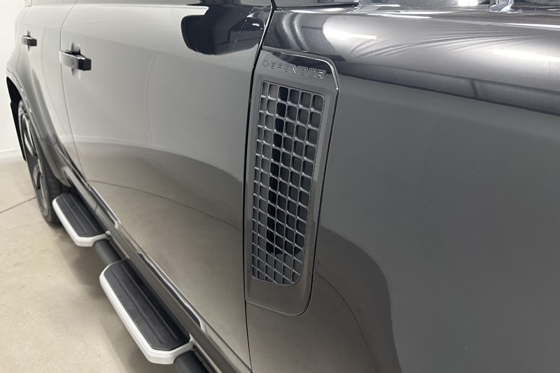 2023 (23) LAND ROVER DEFENDER 3.0 D300 X-Dynamic HSE 110 5dr Auto 5816474