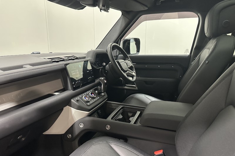 2023 (23) LAND ROVER DEFENDER 3.0 D300 X-Dynamic HSE 110 5dr Auto 5816459
