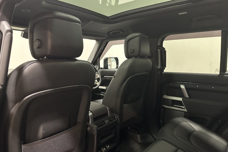 2023 (23) LAND ROVER DEFENDER 3.0 D300 X-Dynamic HSE 110 5dr Auto 5816461