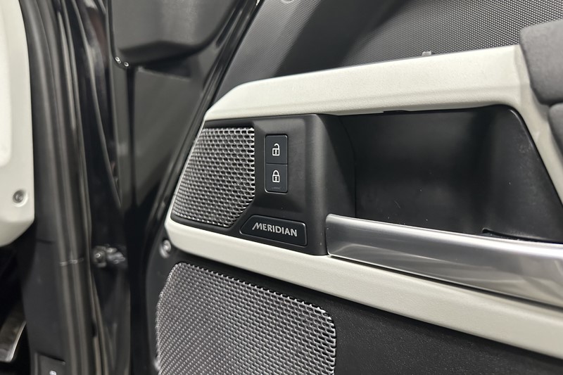 2023 (23) LAND ROVER DEFENDER 3.0 D300 X-Dynamic HSE 110 5dr Auto 5816435