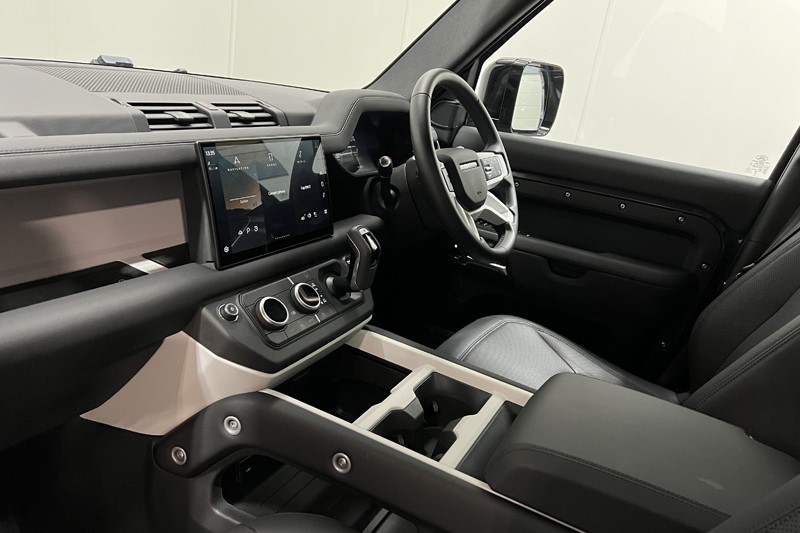 2025 (25) LAND ROVER DEFENDER 2.0 P300e X-Dynamic SE 110 5dr Auto 5827843