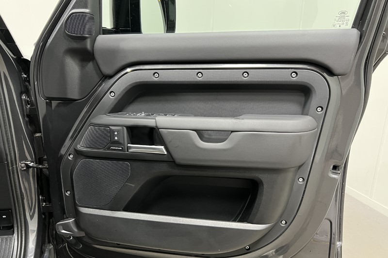 2025 (25) LAND ROVER DEFENDER 2.0 P300e X-Dynamic SE 110 5dr Auto 5827869