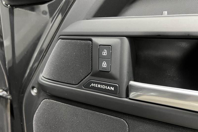 2025 (25) LAND ROVER DEFENDER 2.0 P300e X-Dynamic SE 110 5dr Auto 5827868