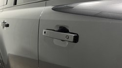 2025 (25) LAND ROVER DEFENDER 2.0 P300e X-Dynamic SE 110 5dr Auto 5827873