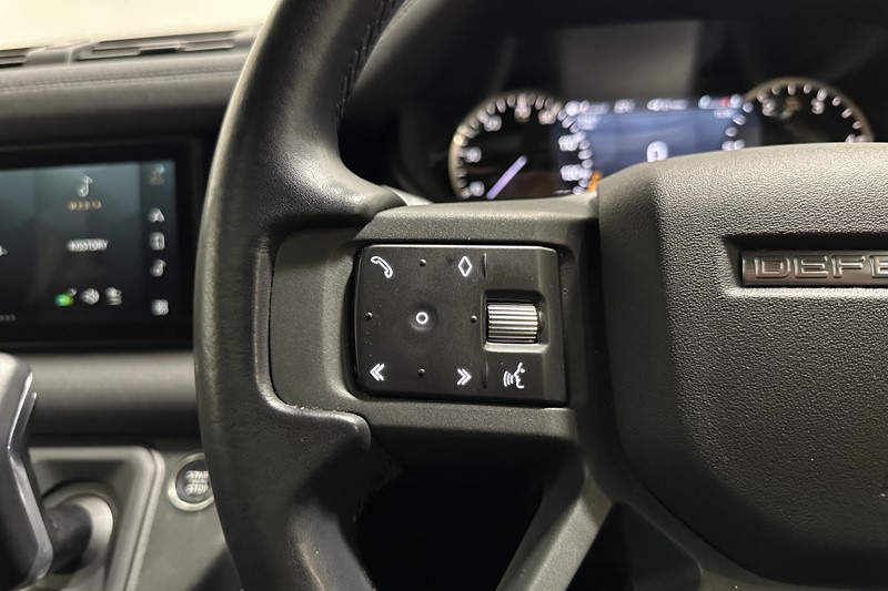 2023 (23) LAND ROVER DEFENDER 3.0 D250 X-Dynamic SE 110 5dr Auto 5818094
