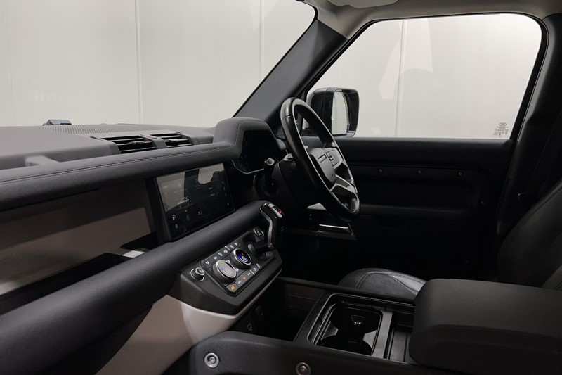 2023 (23) LAND ROVER COMMERCIAL DEFENDER 3.0 D250 Hard Top SE Auto 5881926