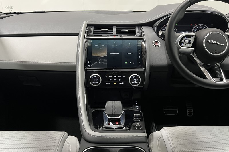 2024 (24) JAGUAR E-PACE 1.5 P300e R-Dynamic SE Black 5dr Auto 5854939