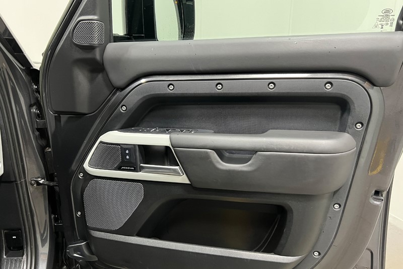 2023 (23) LAND ROVER DEFENDER 3.0 D300 X-Dynamic HSE 110 5dr Auto [7 Seat] 5895530