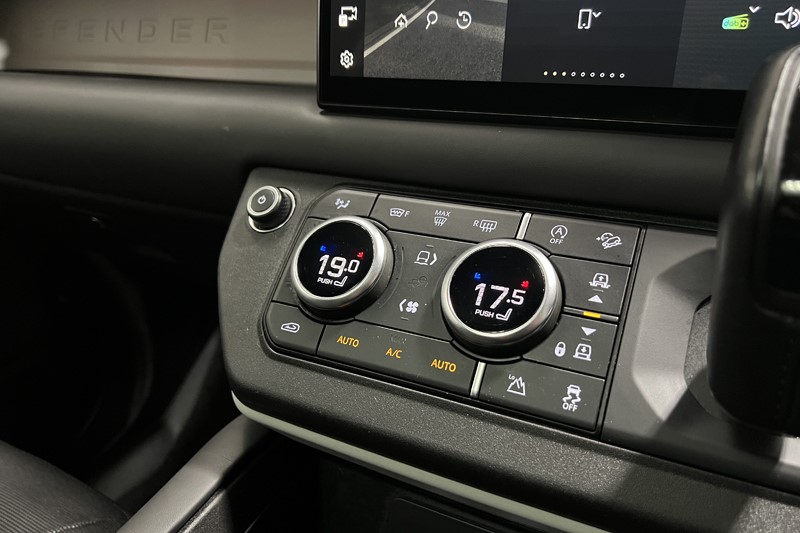 2023 (23) LAND ROVER DEFENDER 3.0 D300 X-Dynamic HSE 110 5dr Auto [7 Seat] 5895517