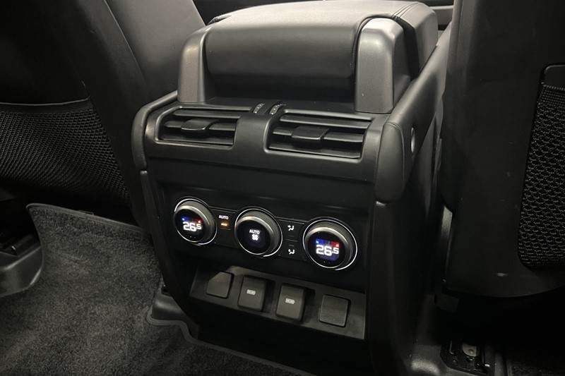 2023 (23) LAND ROVER DEFENDER 3.0 D300 X-Dynamic HSE 110 5dr Auto [7 Seat] 5895531