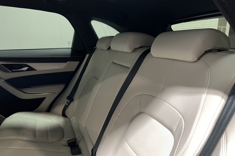 2022 (22) JAGUAR F-PACE 2.0 P400e R-Dynamic SE 5dr Auto AWD 5918190